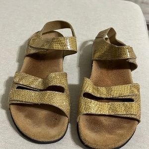 Vionic Tan snake embossed leather. Vionic arch support sandals. Size 7